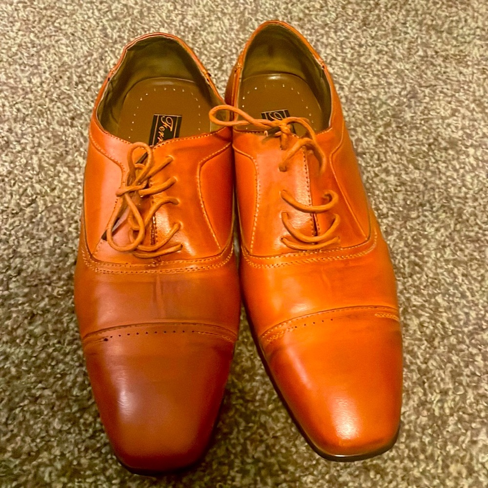 Barely worn Ferro Aldo dress shoes in Size 9.